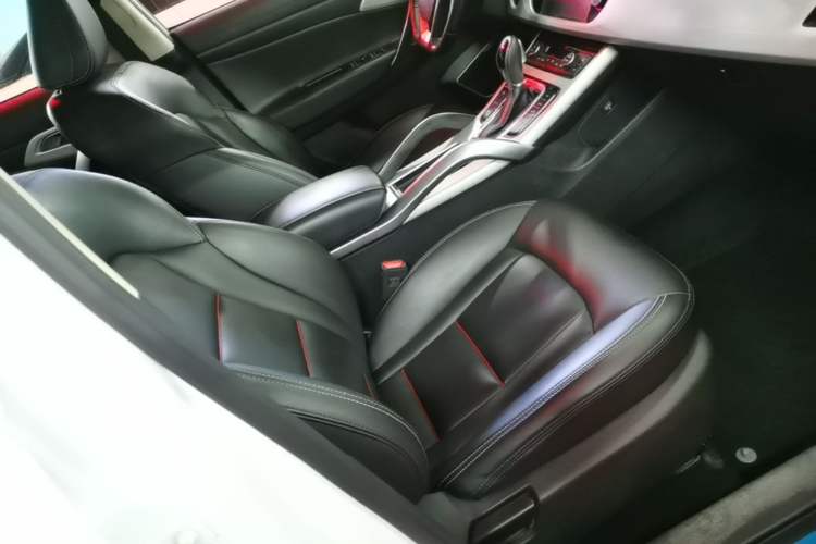 Used Geely Auto Emgrand X7 Sport 2018 1.8TD Automatic Two-Wheel Drive Smart Connect 4G Internet Edition Right Front Seat