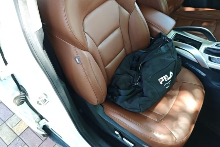 Used Geely Auto Emgrand X7 Sport 2018 1.8TD Automatic Two-Wheel Drive ZhiZun Model with 4G Connectivity Right Front Seat