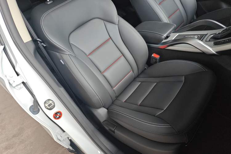 Used Geely Auto Emgrand X7 Sport 2018 1.8TD Automatic Two-Wheel Drive Smart Connect 4G Internet Edition Right Front Seat