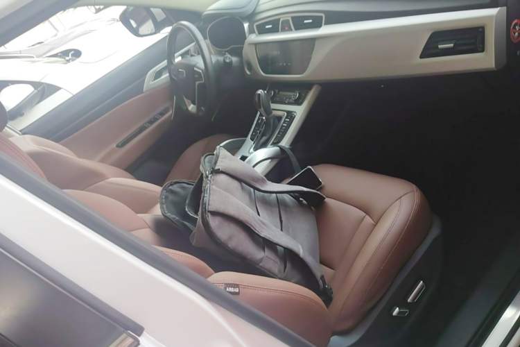 Used Geely Auto Emgrand X7 Sport 2018 1.8TD Automatic Two-Wheel Drive ZhiZun Model with 4G Connectivity Right Front Seat