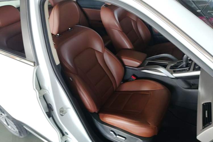 Used Geely Auto Emgrand X7 Sport 2018 1.8TD Automatic All-Wheel-Drive ZhiZun Model with 4G Connectivity Right Front Seat