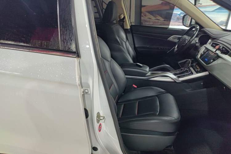 Used Geely Auto Emgrand X7 Sport 2018 1.8TD Automatic Two-Wheel Drive Smart Connect 4G Internet Edition Right Front Seat