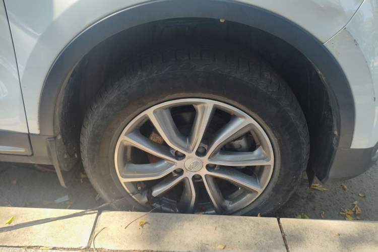 Used Geely Auto Emgrand X7 Sport 2018 1.8TD Automatic Two-Wheel Drive Smart Connect 4G Internet Edition Right Front Wheel Hub