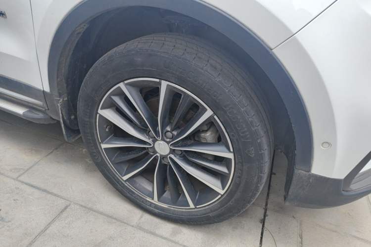 Used Geely Auto Emgrand X7 Sport 2018 1.8TD Automatic Two-Wheel Drive ZhiZun Model with 4G Connectivity Right Front Wheel Hub