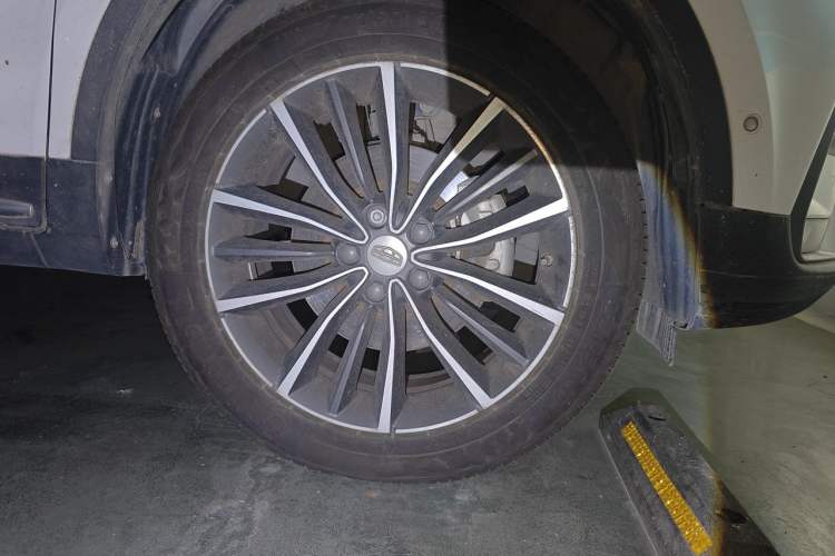 Used Geely Auto Emgrand X7 Sport 2018 1.8TD Automatic Two-Wheel Drive ZhiZun Model with 4G Connectivity Right Front Wheel Hub