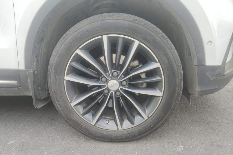 Used Geely Auto Emgrand X7 Sport 2018 1.8TD Automatic Two-Wheel Drive ZhiZun Model with 4G Connectivity Right Front Wheel Hub