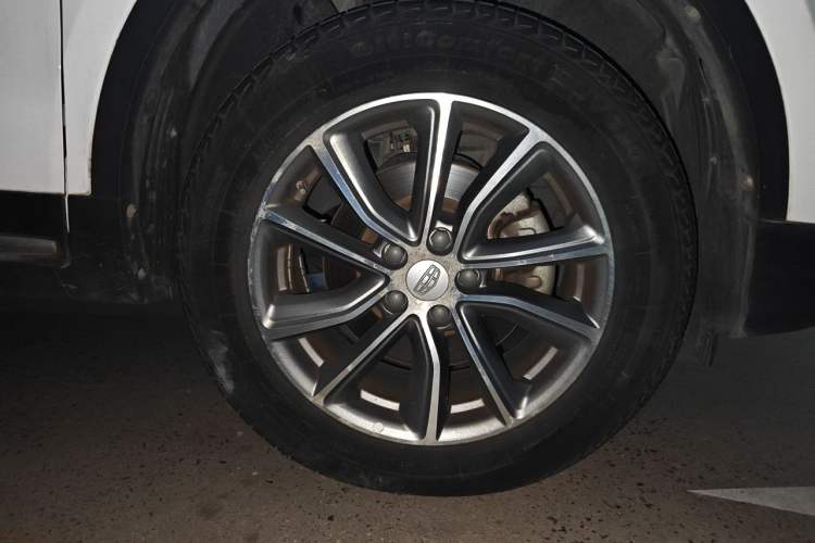 Used Geely Auto Emgrand X7 Sport 2018 Revised Version 1.8TD Automatic Two-Wheel Drive Smart Connectivity 4G-Enabled Edition Right Front Wheel Hub