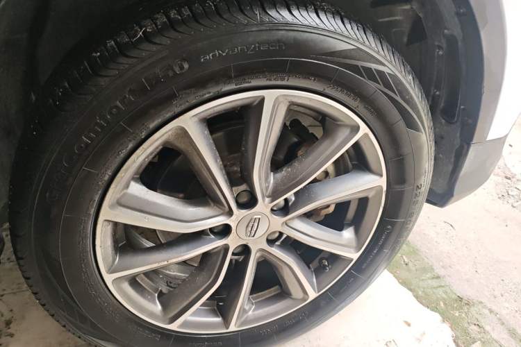 Used Geely Auto Emgrand X7 Sport 2018 1.8TD Automatic Two-Wheel Drive Smart Connect 4G Internet Edition Right Front Wheel Hub