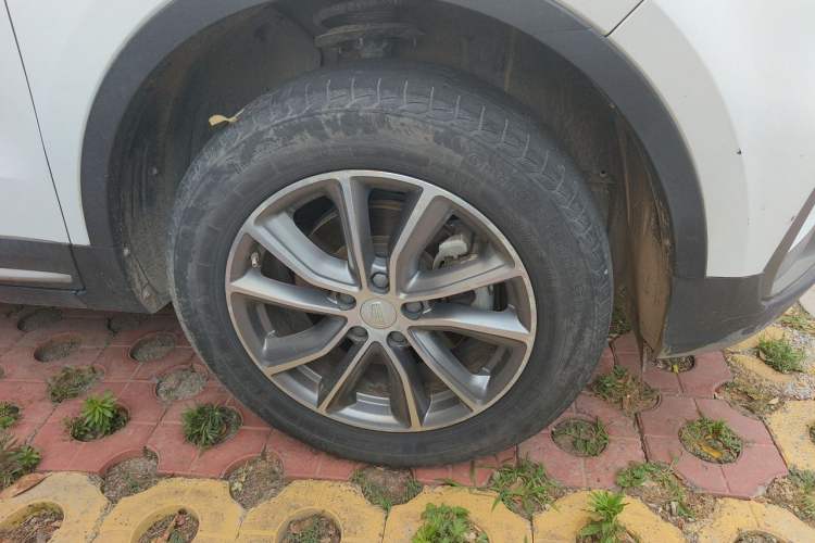Used Geely Auto Emgrand X7 Sport 2018 Revised Version 1.8TD Automatic Two-Wheel Drive Smart Connectivity 4G-Enabled Edition Right Front Wheel Hub