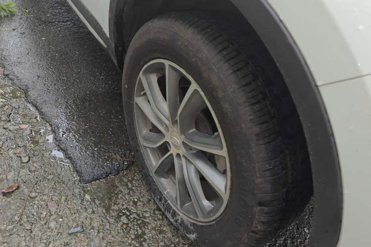 Used Geely Auto Emgrand X7 Sport 2018 2.0L Manual Two-Wheel Drive Zhiya Version Right Front Wheel Hub