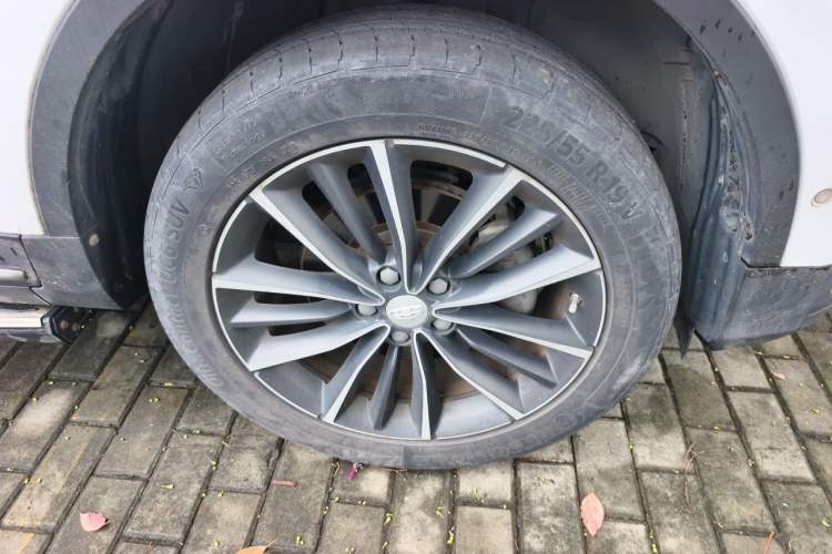 Used Geely Auto Emgrand X7 Sport 2018 1.8TD Automatic Two-Wheel Drive ZhiZun Model with 4G Connectivity Right Front Wheel Hub