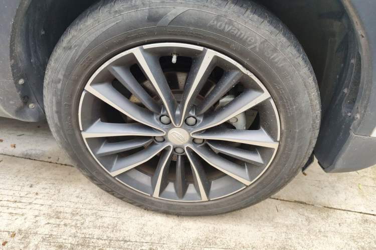 Used Geely Auto Emgrand X7 Sport 2018 1.8TD Automatic Two-Wheel Drive ZhiZun Model with 4G Connectivity Right Front Wheel Hub