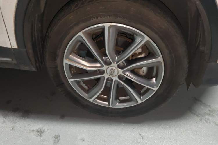 Used Geely Auto Emgrand X7 Sport 2018 1.8TD Automatic Two-Wheel Drive Zhiya Model Right Front Wheel Hub