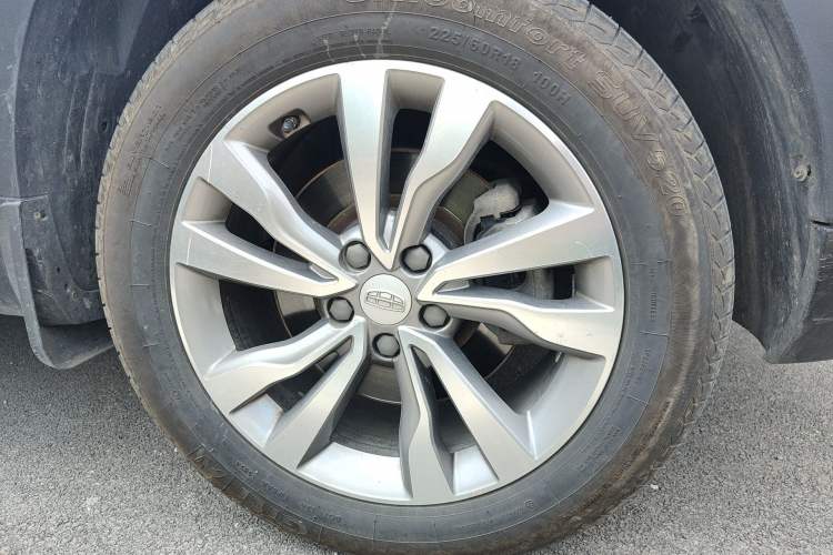 Used Geely Auto Emgrand X7 Sport 2018 1.8TD Automatic Two-Wheel Drive Smart Connect 4G Internet Edition Right Front Wheel Hub