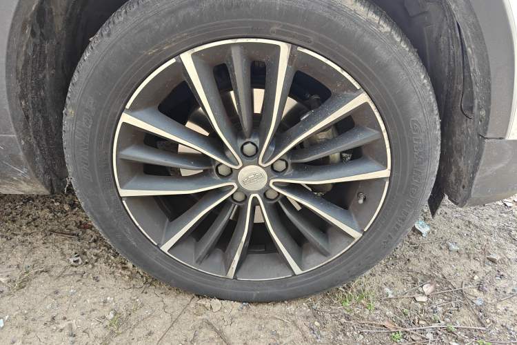 Used Geely Auto Emgrand X7 Sport 2018 1.8TD Automatic Two-Wheel Drive ZhiZun Model with 4G Connectivity Right Front Wheel Hub