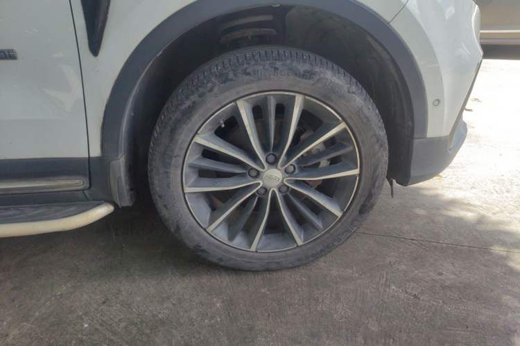 Used Geely Auto Emgrand X7 Sport 2018 1.8TD Automatic Two-Wheel Drive ZhiZun Model with 4G Connectivity Right Front Wheel Hub