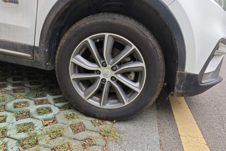 Used Geely Auto Emgrand X7 Sport 2018 1.8TD Automatic Two-Wheel Drive Smart Connect 4G Internet Edition Right Front Wheel Hub