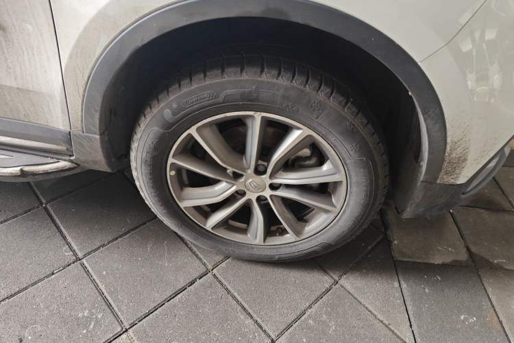 Used Geely Auto Emgrand X7 Sport 2018 1.8TD Automatic Two-Wheel Drive Zhiya Model Right Front Wheel Hub