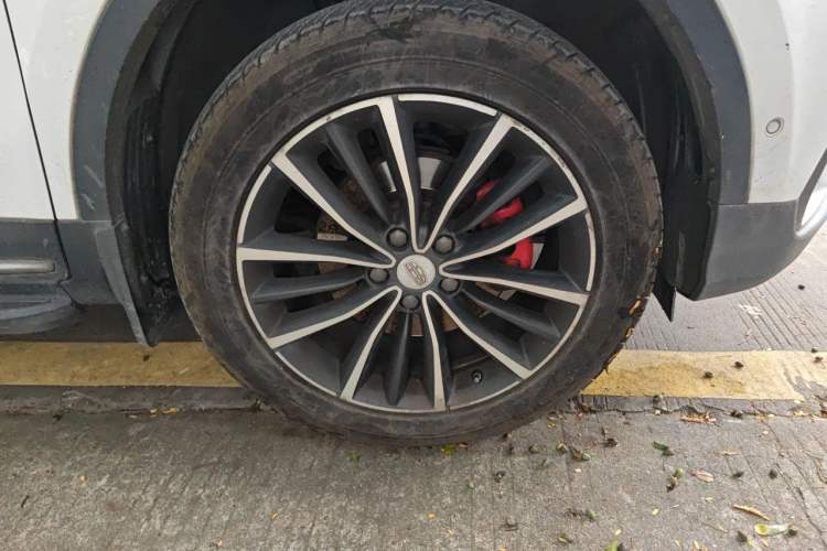 Used Geely Auto Emgrand X7 Sport 2018 1.8TD Automatic Two-Wheel Drive ZhiZun Model with 4G Connectivity Right Front Wheel Hub