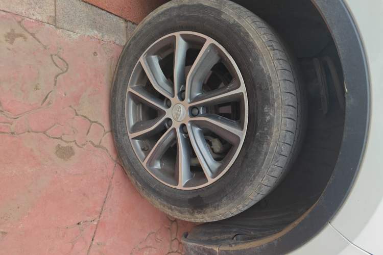 Used Geely Auto Emgrand X7 Sport 2018 1.8TD Automatic Two-Wheel Drive Smart Connect 4G Internet Edition Right Front Wheel Hub