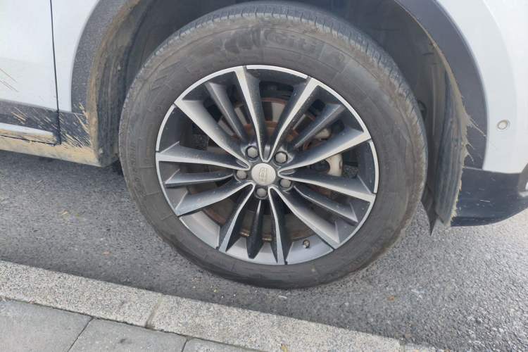Used Geely Auto Emgrand X7 Sport 2018 1.8TD Automatic Two-Wheel Drive ZhiZun Model with 4G Connectivity Right Front Wheel Hub