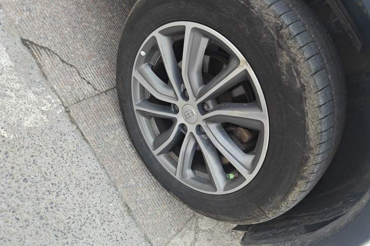 Used Geely Auto Emgrand X7 Sport 2018 1.8TD Automatic Two-Wheel Drive Smart Connect 4G Internet Edition Right Front Wheel Hub