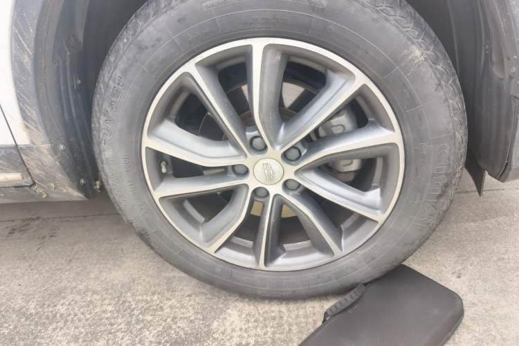Used Geely Auto Emgrand X7 Sport 2018 Revised Version 1.8TD Automatic Two-Wheel Drive Smart Connectivity 4G-Enabled Edition Right Front Wheel Hub