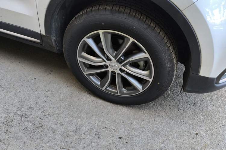 Used Geely Auto Emgrand X7 Sport 2018 Revised Version 1.8TD Automatic Two-Wheel Drive Smart Connectivity 4G-Enabled Edition Right Front Wheel Hub