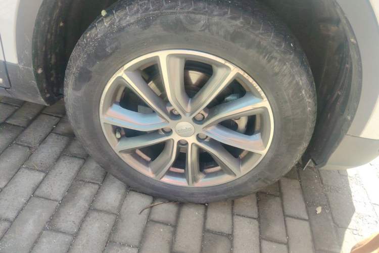 Used Geely Auto Emgrand X7 Sport 2018 1.8TD Automatic Two-Wheel Drive Zhiya Model Right Front Wheel Hub