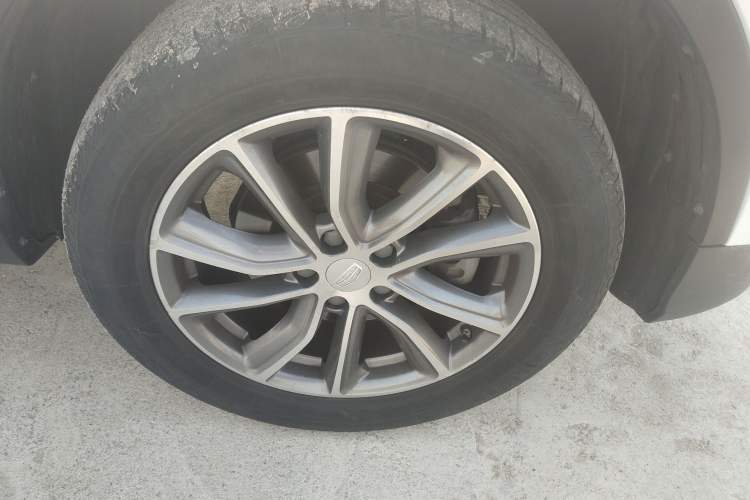 Used Geely Auto Emgrand X7 Sport 2018 1.8TD Automatic Two-Wheel Drive Smart Connect 4G Internet Edition Right Front Wheel Hub