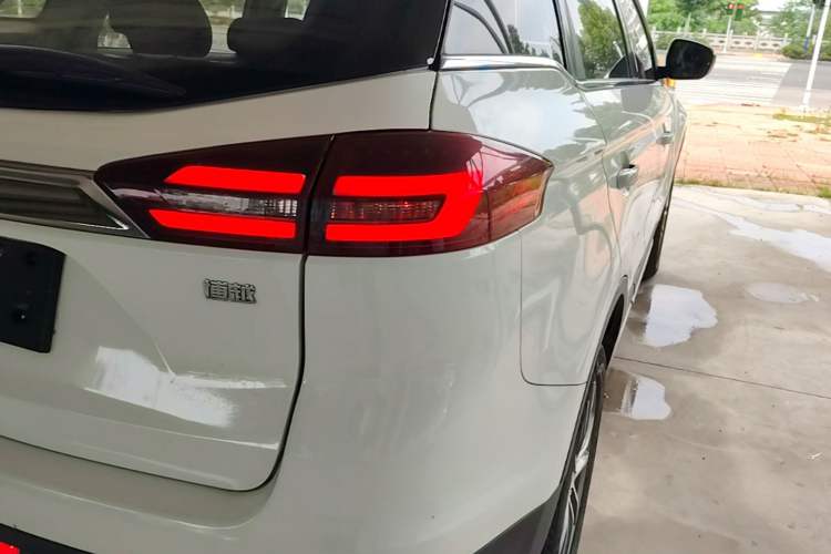Used Geely Auto Emgrand X7 Sport 2018 1.8TD Automatic Two-Wheel Drive Zhiya Model Right Rear Taillight