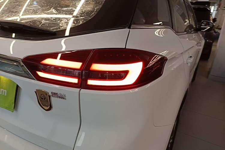Used Geely Auto Emgrand X7 Sport 2018 1.8TD Automatic Two-Wheel Drive Zhiya Model Right Rear Taillight