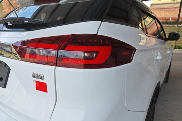 Used Geely Auto Emgrand X7 Sport 2018 1.8TD Automatic Two-Wheel Drive ZhiZun Model with 4G Connectivity Right Rear Taillight