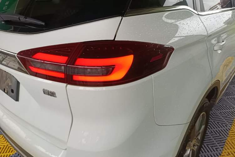Used Geely Auto Emgrand X7 Sport 2018 1.8TD Automatic Two-Wheel Drive Smart Connect 4G Internet Edition Right Rear Taillight