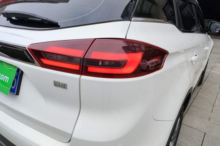 Used Geely Auto Emgrand X7 Sport 2018 1.8TD Automatic Two-Wheel Drive Smart Connect 4G Internet Edition Right Rear Taillight