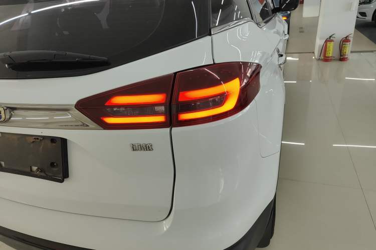 Used Geely Auto Emgrand X7 Sport 2018 1.8TD Automatic Two-Wheel Drive Smart Connect 4G Internet Edition Right Rear Taillight