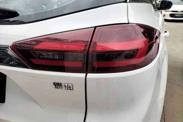 Used Geely Auto Emgrand X7 Sport 2018 1.8TD Automatic Two-Wheel Drive Smart Connect 4G Internet Edition Right Rear Taillight