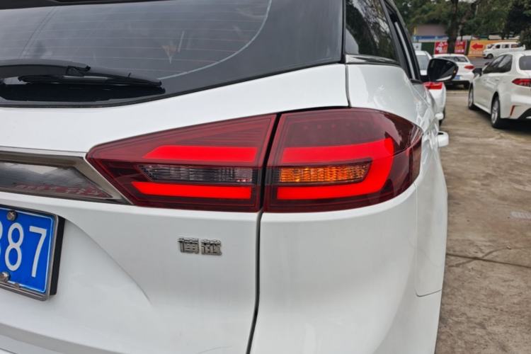 Used Geely Auto Emgrand X7 Sport 2018 1.8TD Automatic Two-Wheel Drive Smart Connect 4G Internet Edition Right Rear Taillight