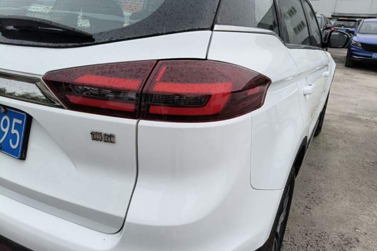 Used Geely Auto Emgrand X7 Sport 2018 1.8TD Automatic Two-Wheel Drive Smart Connect 4G Internet Edition Right Rear Taillight
