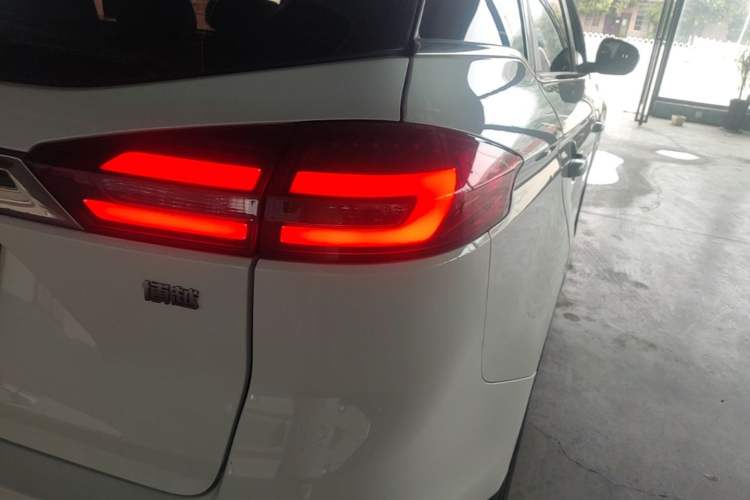 Used Geely Auto Emgrand X7 Sport 2018 1.8TD Automatic Two-Wheel Drive Zhiya Model Right Rear Taillight