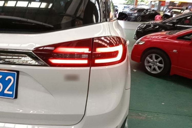 Used Geely Auto Emgrand X7 Sport 2018 1.8TD Automatic Two-Wheel Drive ZhiZun Model with 4G Connectivity Right Rear Taillight