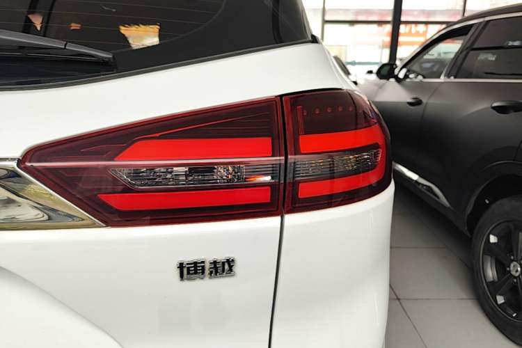 Used Geely Auto Emgrand X7 Sport 2018 1.8TD Automatic Two-Wheel Drive Smart Connect 4G Internet Edition Right Rear Taillight