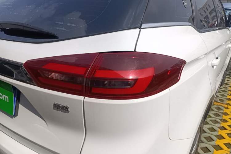 Used Geely Auto Emgrand X7 Sport 2018 1.8TD Automatic Two-Wheel Drive Smart Connect 4G Internet Edition Right Rear Taillight