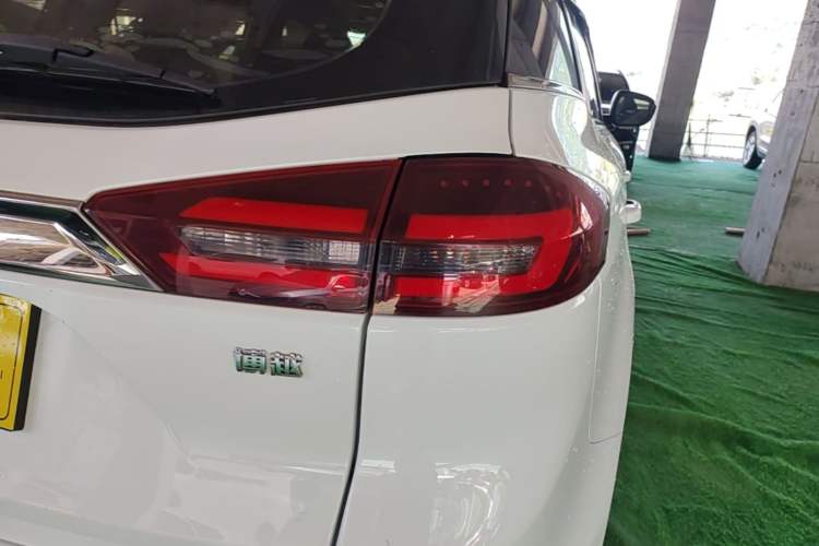 Used Geely Auto Emgrand X7 Sport 2018 1.8TD Automatic Two-Wheel Drive Smart Connect 4G Internet Edition Right Rear Taillight