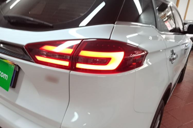 Used Geely Auto Emgrand X7 Sport 2018 1.8TD Automatic Two-Wheel Drive Smart Connect 4G Internet Edition Right Rear Taillight