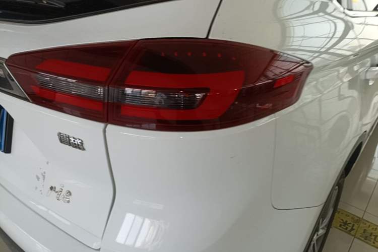 Used Geely Auto Emgrand X7 Sport 2018 1.8TD Automatic Two-Wheel Drive Smart Connect 4G Internet Edition Right Rear Taillight