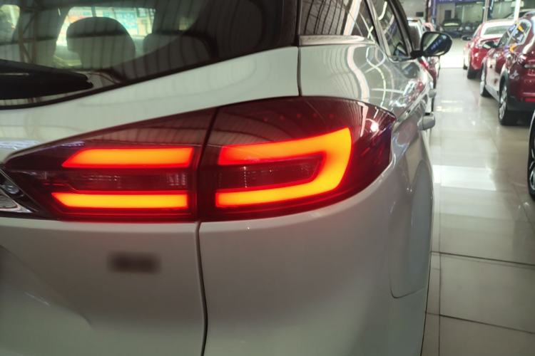 Used Geely Auto Emgrand X7 Sport 2018 1.8TD Automatic Two-Wheel Drive Smart Connect 4G Internet Edition Right Rear Taillight