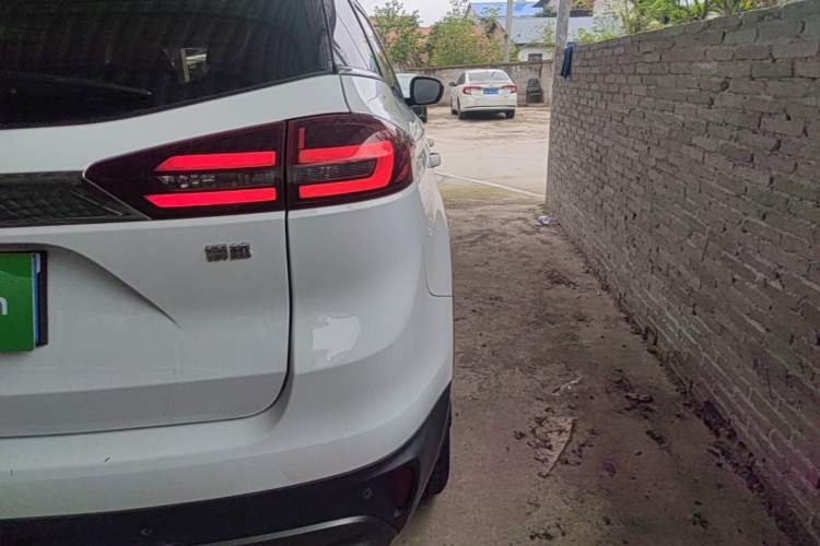 Used Geely Auto Emgrand X7 Sport 2018 1.8TD Automatic Two-Wheel Drive Smart Connect 4G Internet Edition Right Rear Taillight