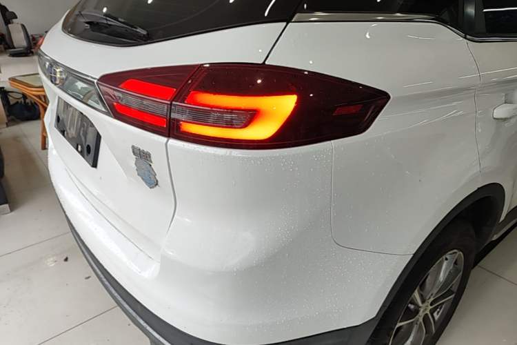 Used Geely Auto Emgrand X7 Sport 2018 1.8TD Automatic Two-Wheel Drive Smart Connect 4G Internet Edition Right Rear Taillight