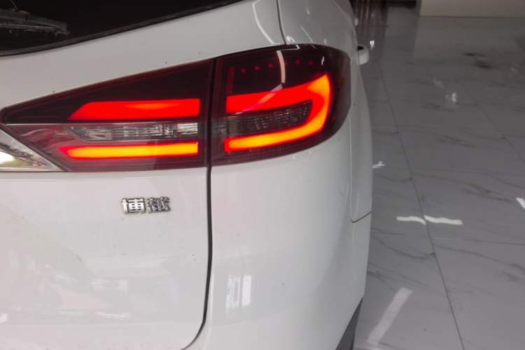 Used Geely Auto Emgrand X7 Sport 2018 1.8TD Automatic Two-Wheel Drive Smart Connect 4G Internet Edition Right Rear Taillight